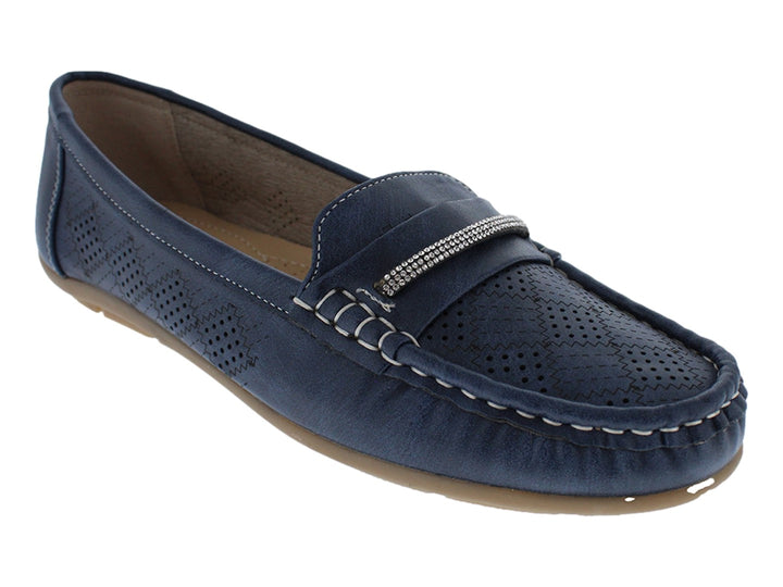 Zapato tipo mocasín color azul con detalles perforados y costuras blancas.