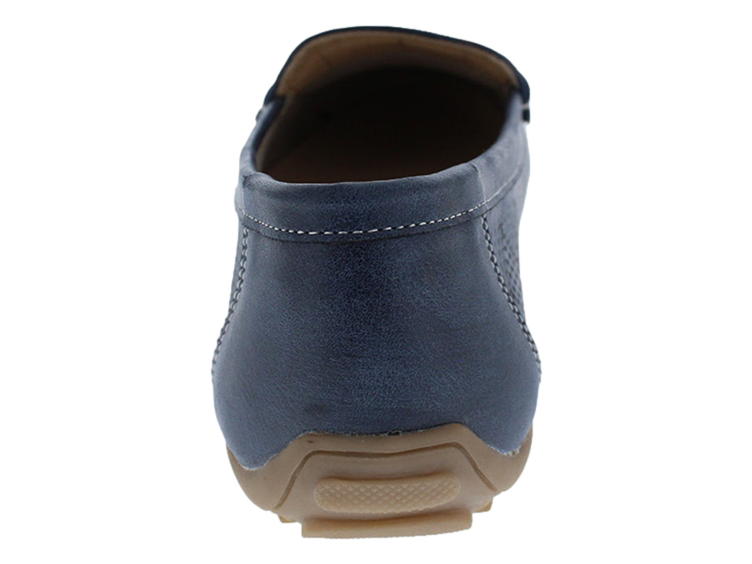 Zapato tipo mocasín color azul con detalles perforados y costuras blancas.