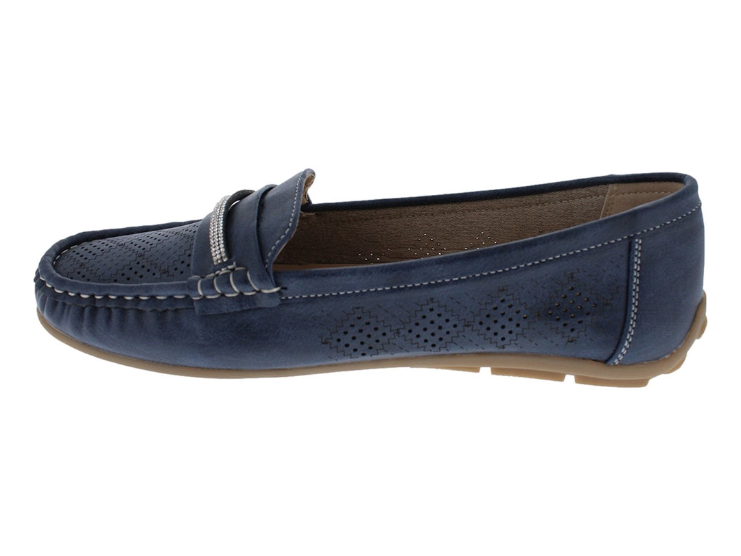 Zapato tipo mocasín color azul con detalles perforados y costuras blancas.