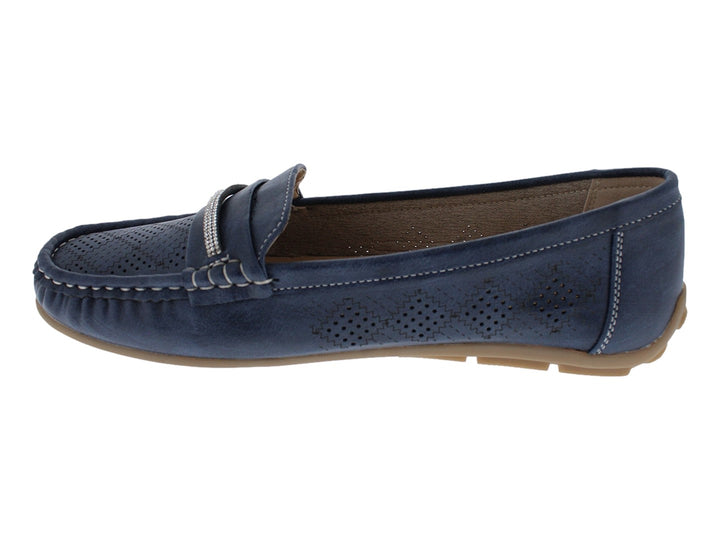 Zapato tipo mocasín color azul con detalles perforados y costuras blancas.