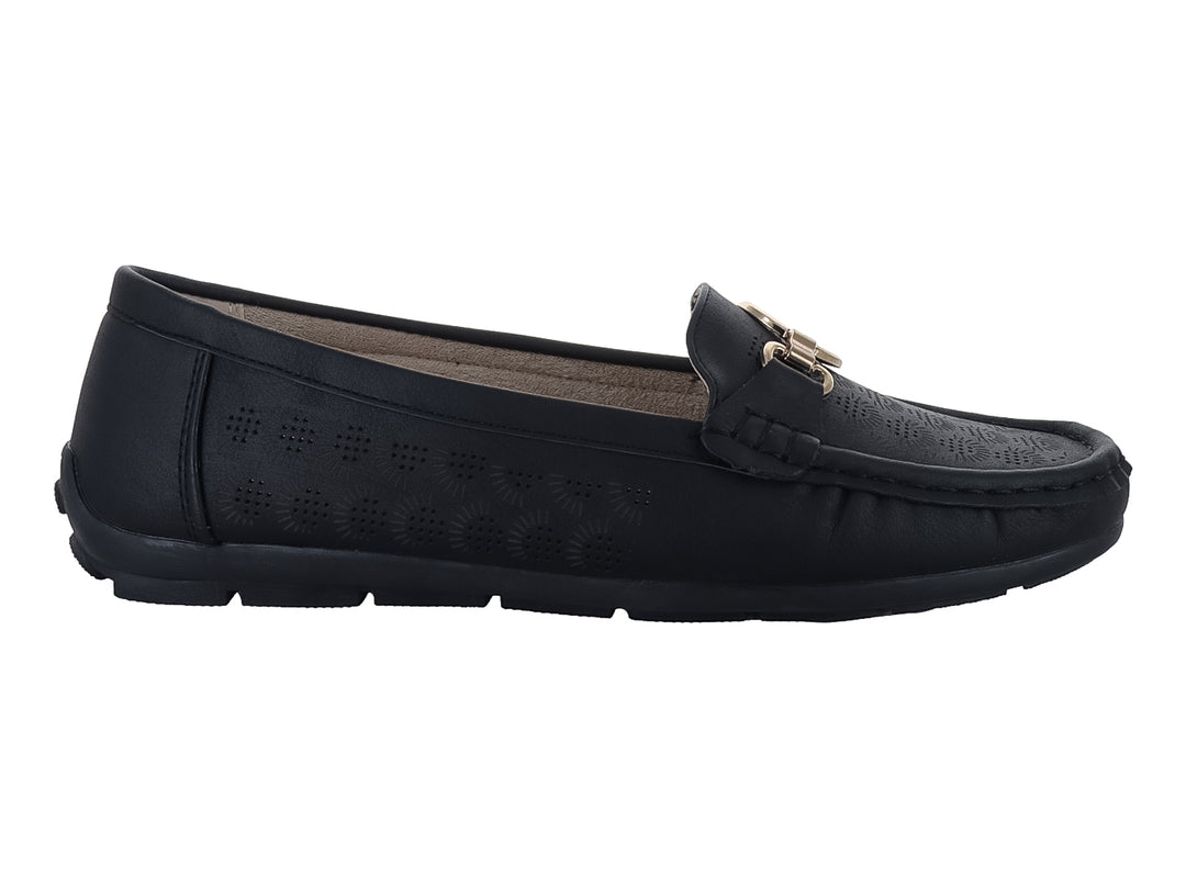 Zapato tipo mocasín color negro con detalles perforados y un pequeño adorno dorado en la parte superior.