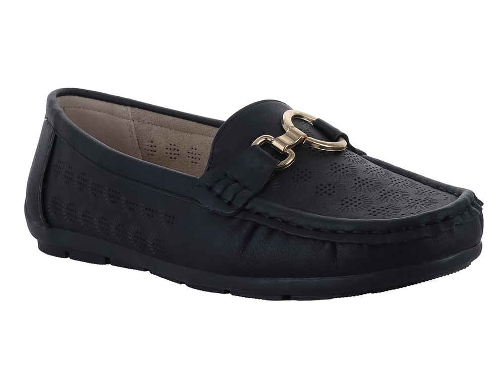 Zapato tipo mocasín color negro con detalles perforados y un pequeño adorno dorado en la parte superior.