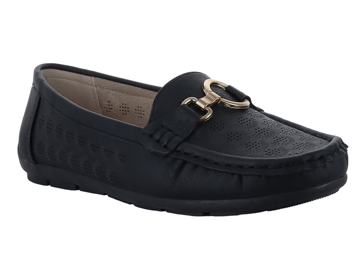 Zapato tipo mocasín color negro con detalles perforados y un pequeño adorno dorado en la parte superior.