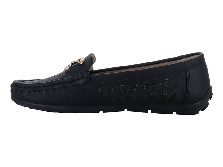 Zapato tipo mocasín color negro con detalles perforados y un pequeño adorno dorado en la parte superior.