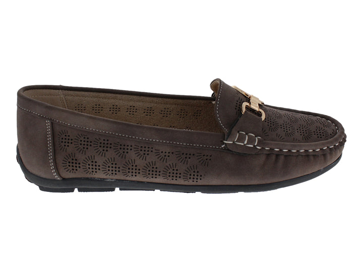 Zapato tipo mocasín color marrón con detalles perforados y hebilla dorada.