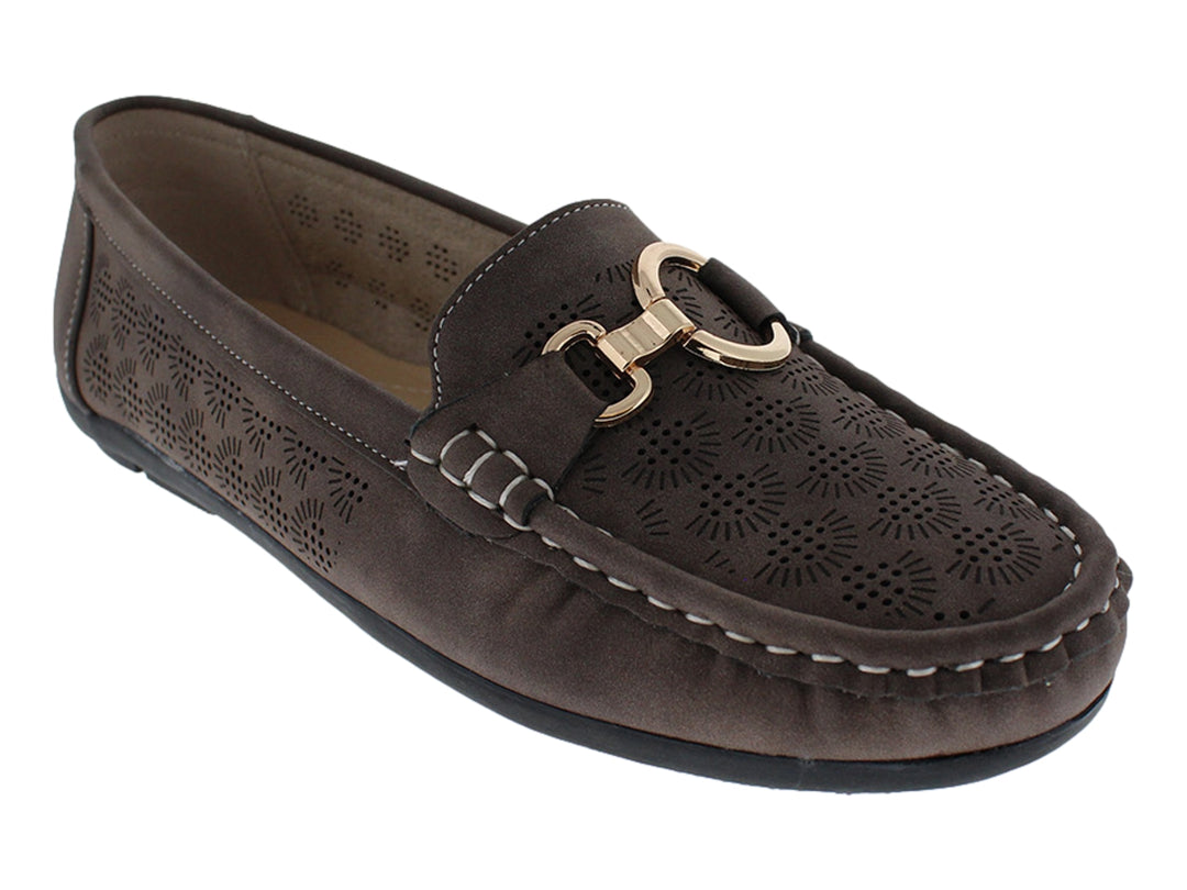 Zapato tipo mocasín color marrón con detalles perforados y hebilla dorada.