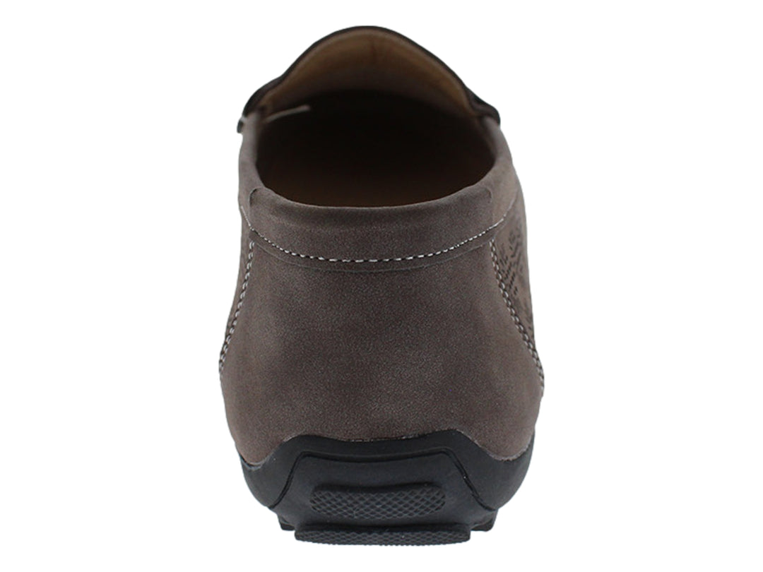 Zapato tipo mocasín color marrón con detalles perforados y hebilla dorada.