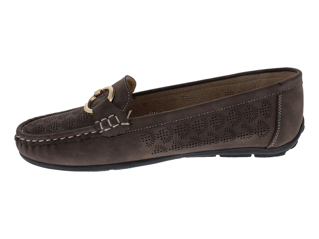 Zapato tipo mocasín color marrón con detalles perforados y hebilla dorada.