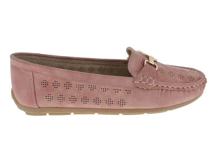 Zapato tipo mocasín color rosa con detalles perforados y hebilla dorada.