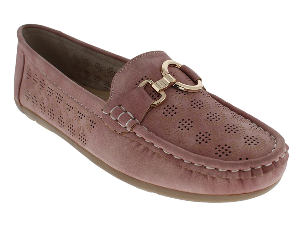 Zapato tipo mocasín color rosa con detalles perforados y hebilla dorada.