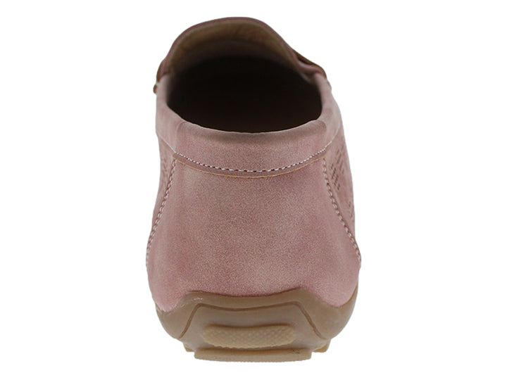 Zapato tipo mocasín color rosa con detalles perforados y hebilla dorada.