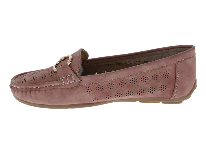 Zapato tipo mocasín color rosa con detalles perforados y hebilla dorada.