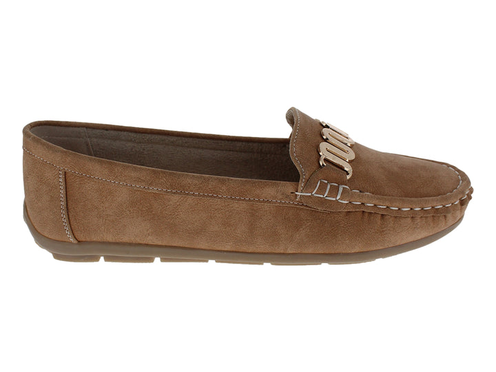 Zapato tipo mocasín color tan con adorno metálico dorado y costuras blancas en la punta.