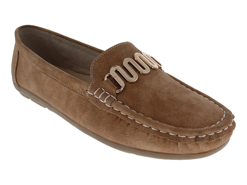 Zapato tipo mocasín color tan con adorno metálico dorado y costuras blancas en la punta.