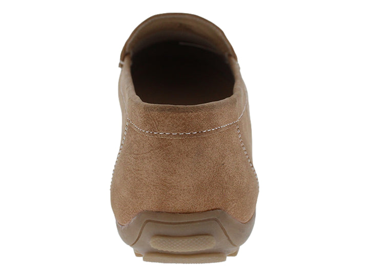 Zapato tipo mocasín color tan con adorno metálico dorado y costuras blancas en la punta.