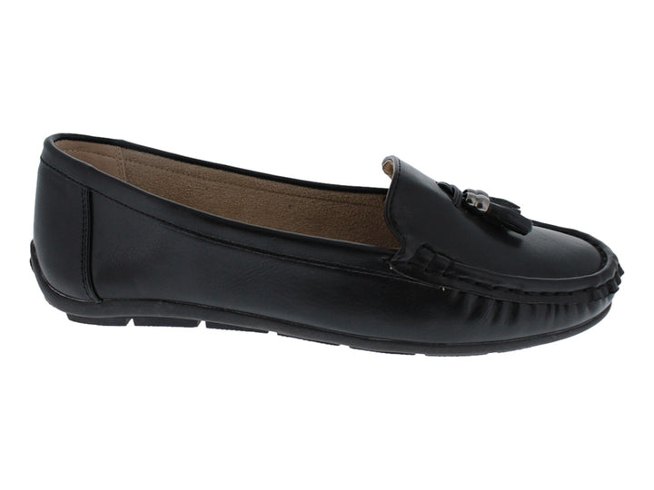 Zapato tipo mocasín color negro con detalle de borlas en la parte superior.