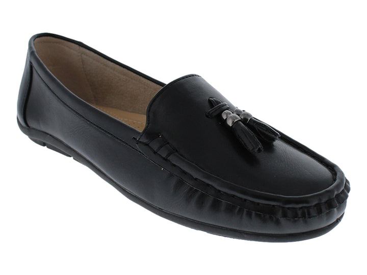 Zapato tipo mocasín color negro con detalle de borlas en la parte superior.