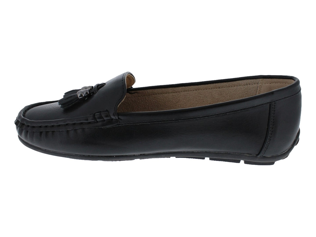 Zapato tipo mocasín color negro con detalle de borlas en la parte superior.