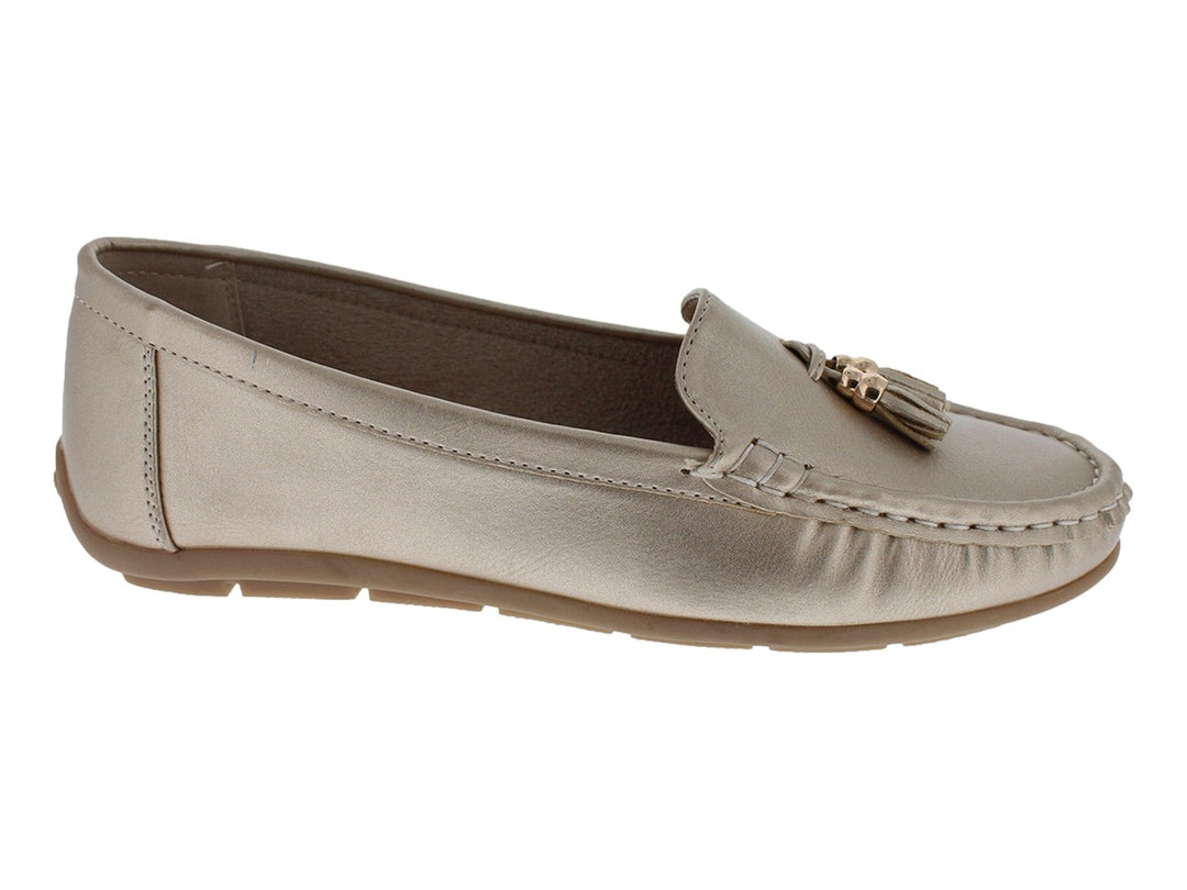 Zapato tipo mocasín color dorado metalizado con detalle de borla en la parte superior.