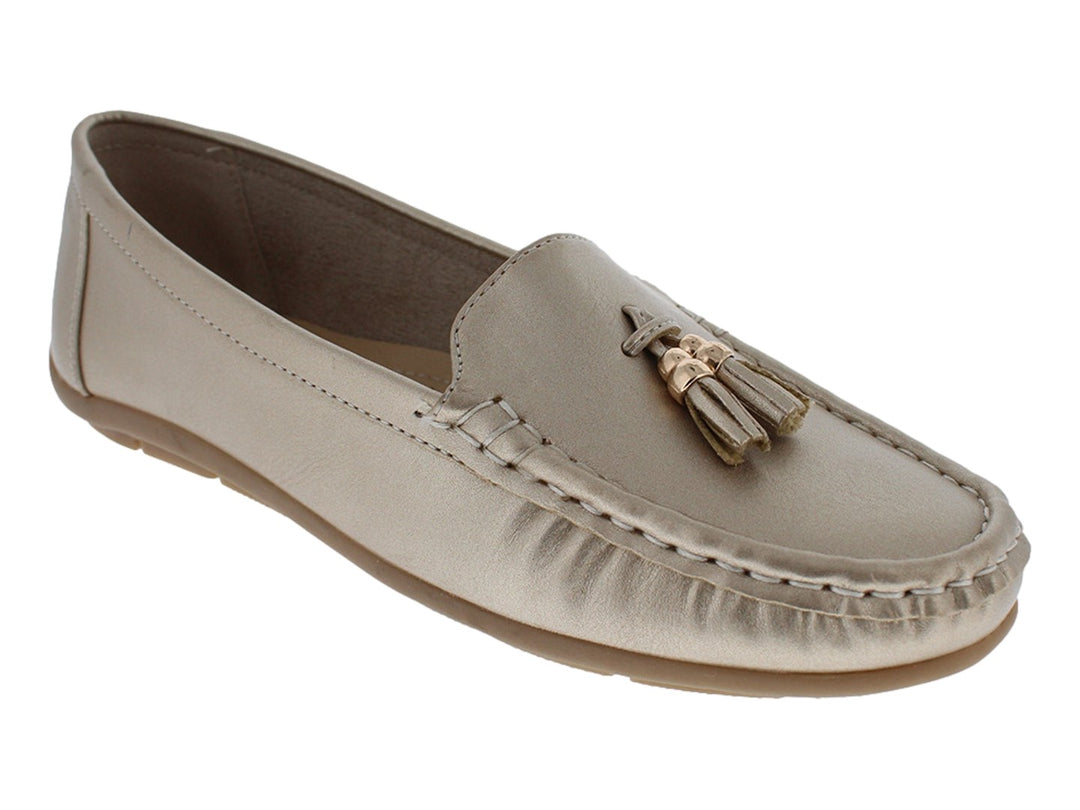 Zapato tipo mocasín color dorado metalizado con detalle de borla en la parte superior.