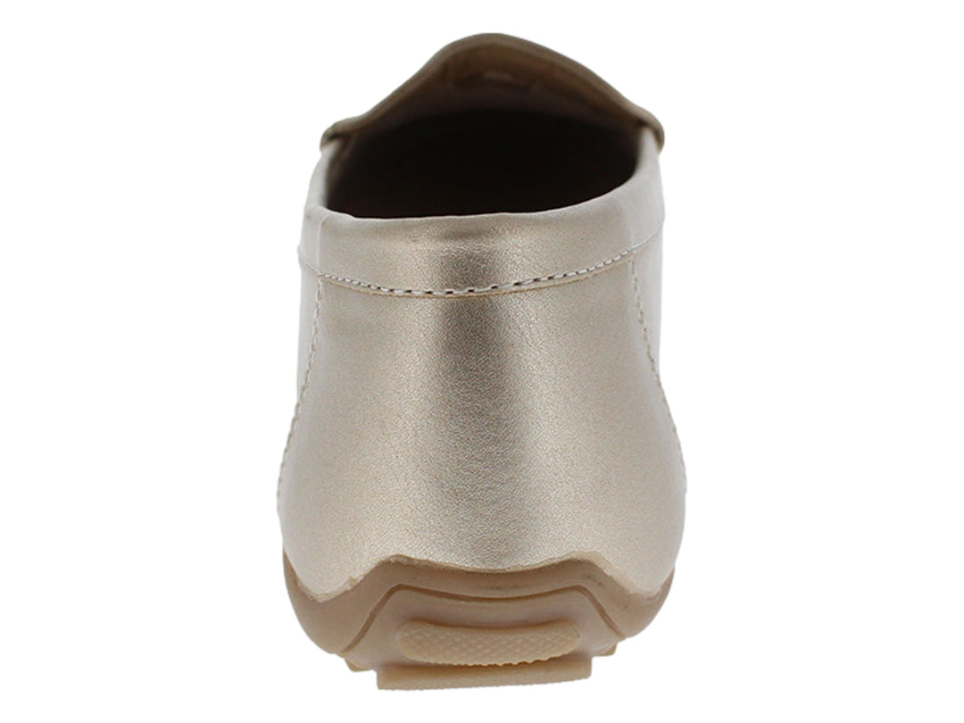 Zapato tipo mocasín color dorado metalizado con detalle de borla en la parte superior.