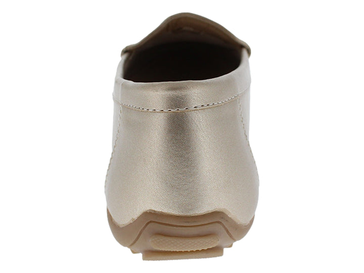 Zapato tipo mocasín color dorado metalizado con detalle de borla en la parte superior.