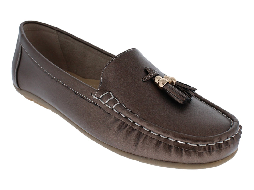 Zapato tipo mocasín color bronce con borla decorativa y costuras blancas en la punta.