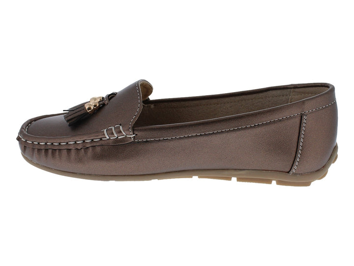 Zapato tipo mocasín color bronce con borla decorativa y costuras blancas en la punta.