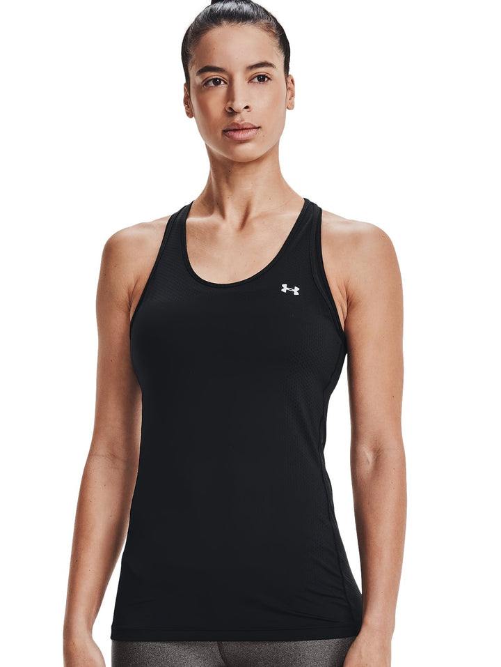 Mujer vistiendo una camiseta deportiva negra sin mangas de la marca Under Armour.