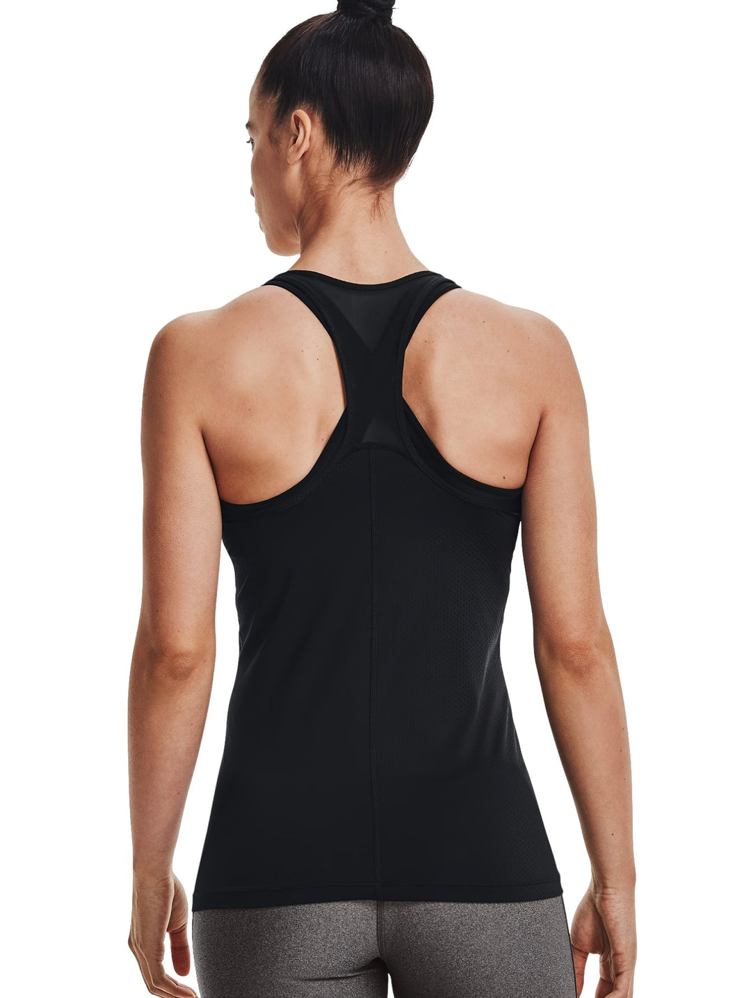 Mujer vistiendo una camiseta deportiva negra sin mangas de la marca Under Armour.