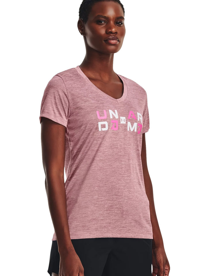 Camiseta deportiva Under Armour de color rosa jaspeado con cuello en V y gráfico frontal.