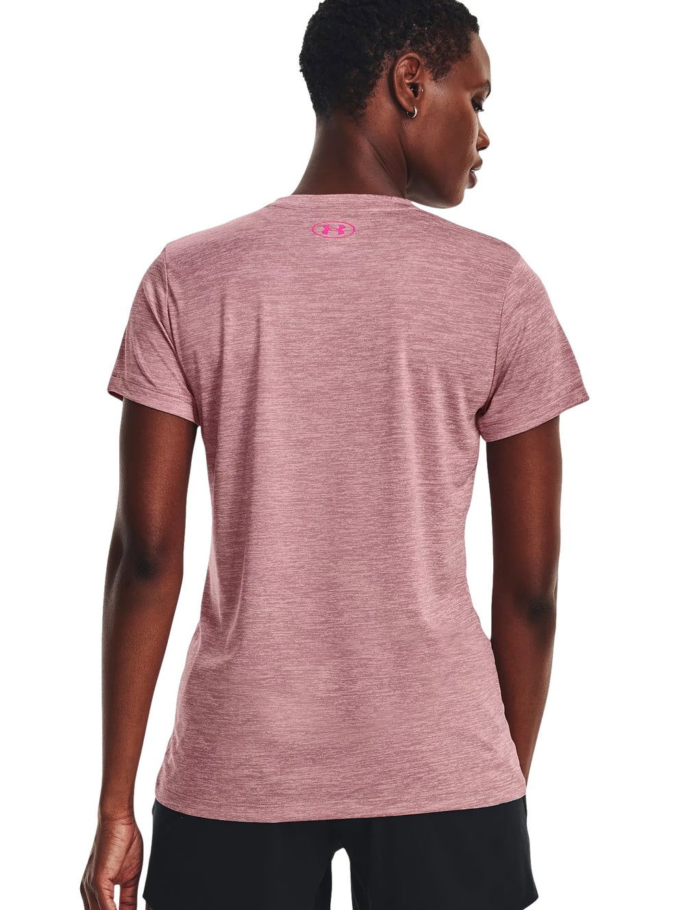 Camiseta deportiva Under Armour de color rosa jaspeado con cuello en V y gráfico frontal.