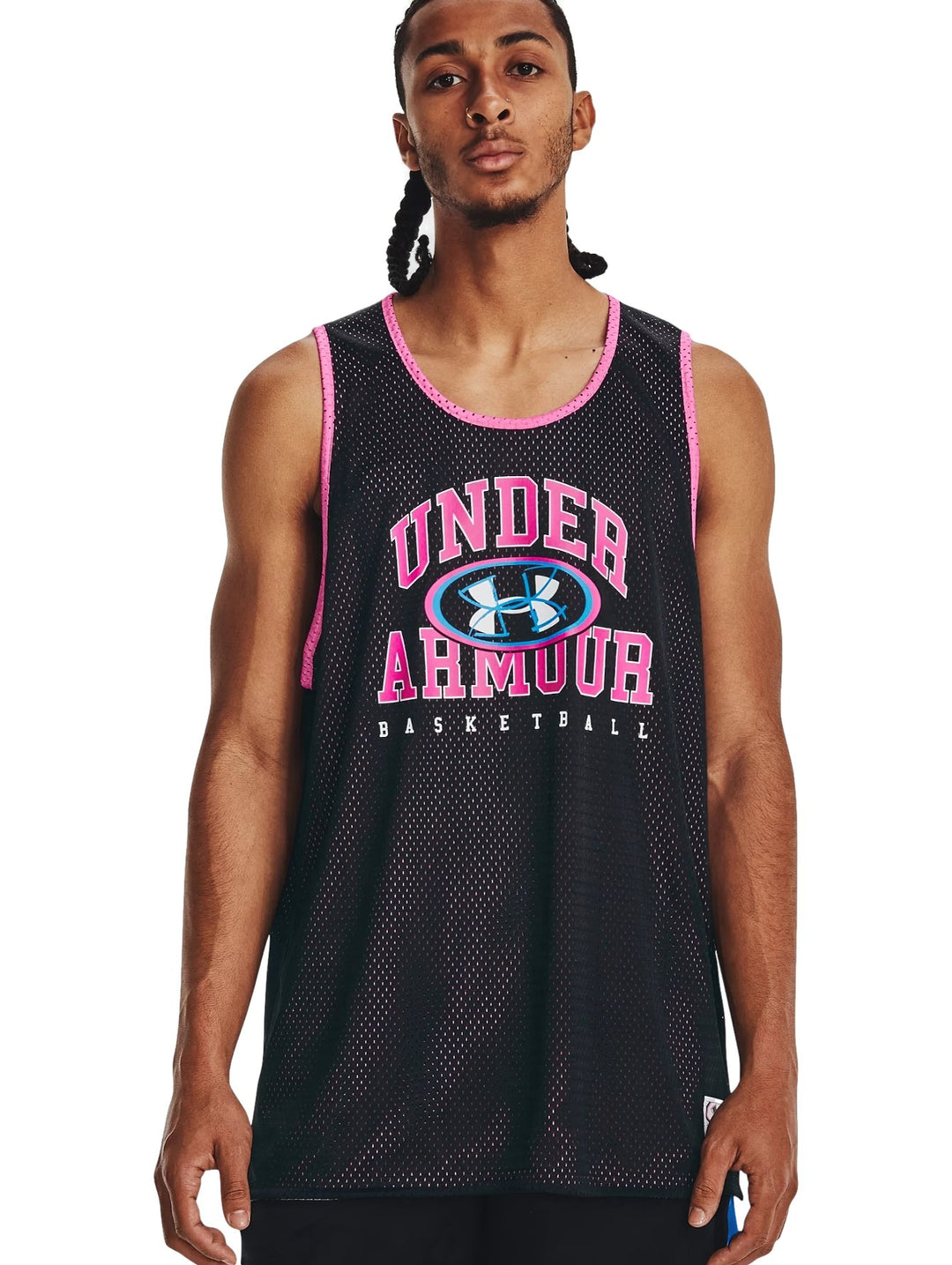 Jersey de basquetbol Under Armour color negro con detalles en rosa y logotipo frontal.