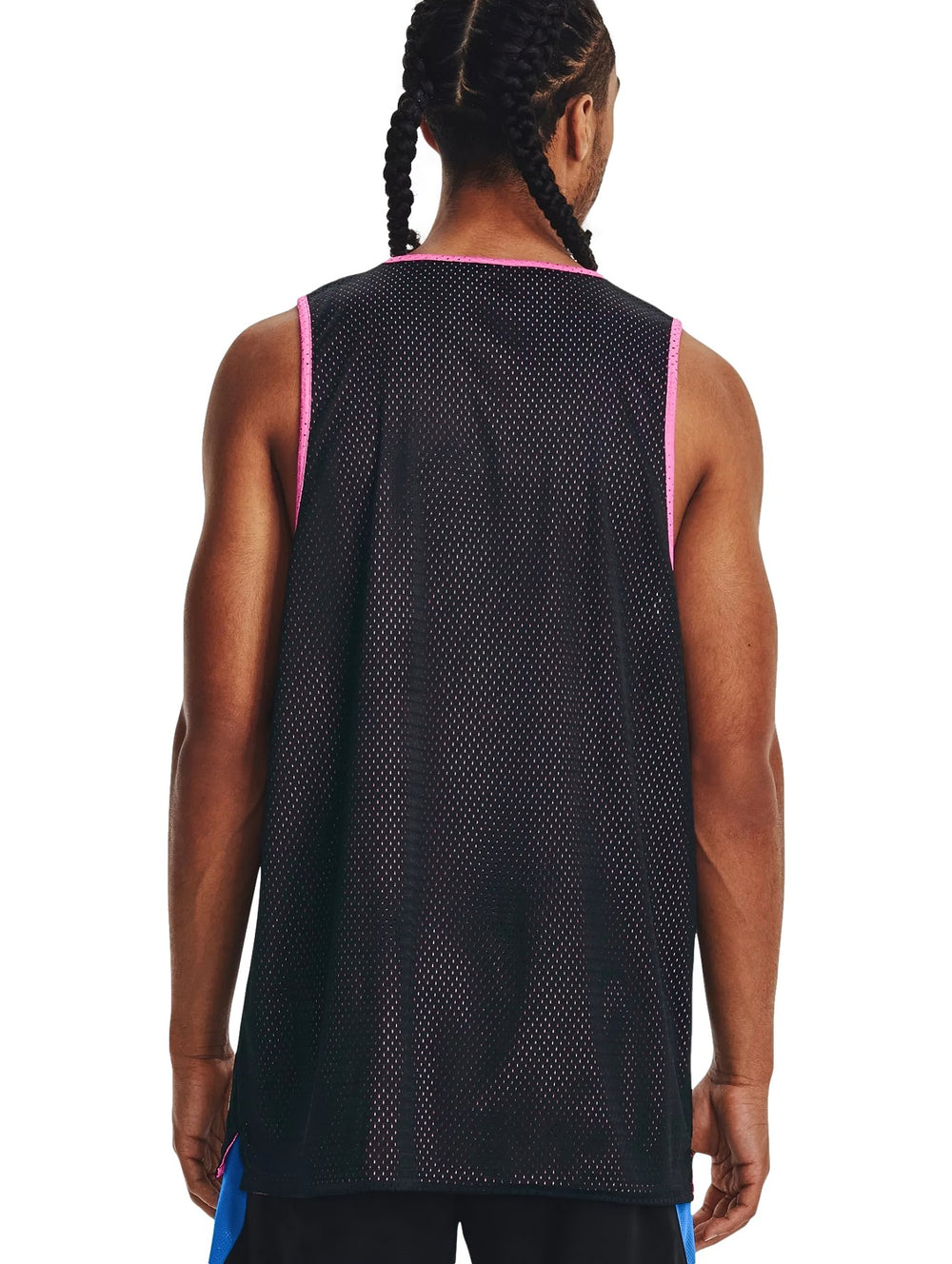 Jersey de basquetbol Under Armour color negro con detalles en rosa y logotipo frontal.