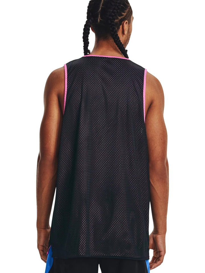 Jersey de basquetbol Under Armour color negro con detalles en rosa y logotipo frontal.