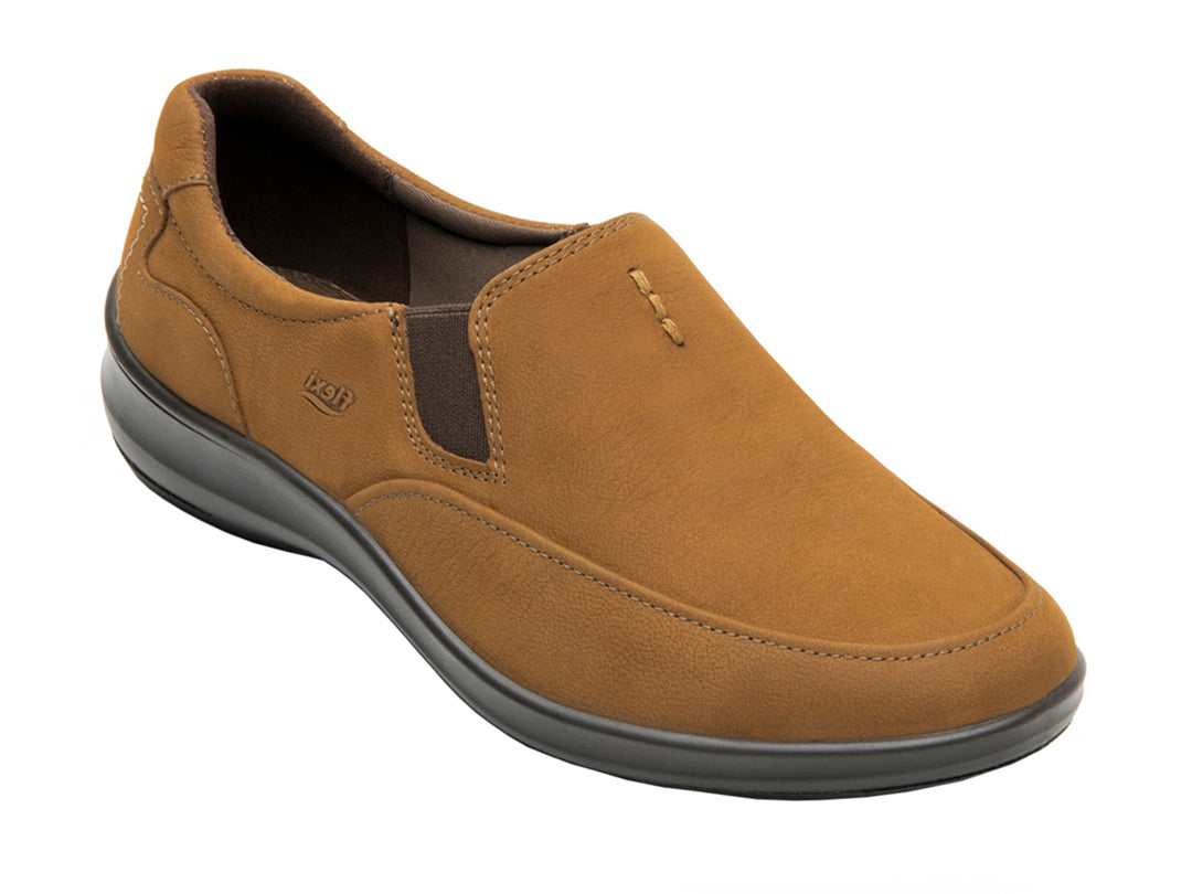 Zapato casual slip-on color avellana con suela negra.