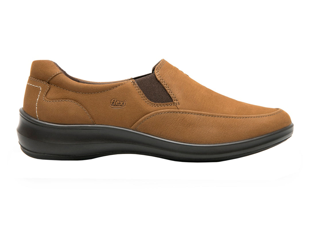 Zapato casual slip-on color avellana con suela negra.