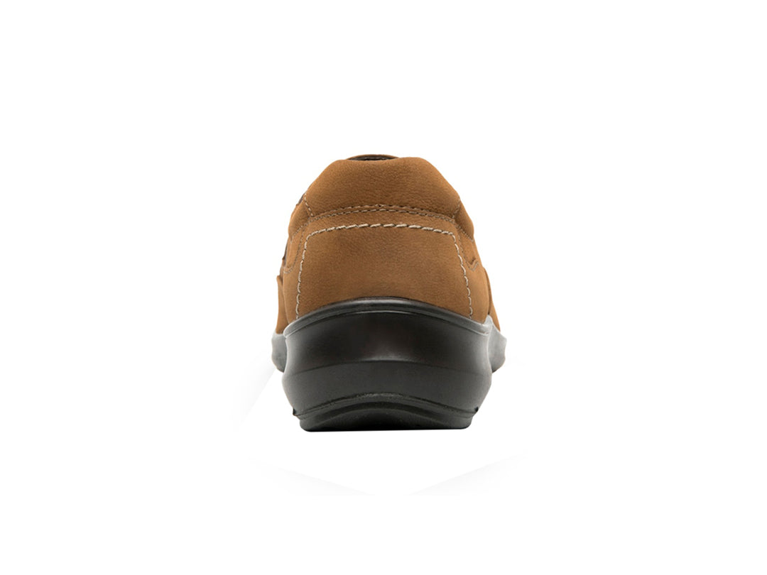 Zapato casual slip-on color avellana con suela negra.