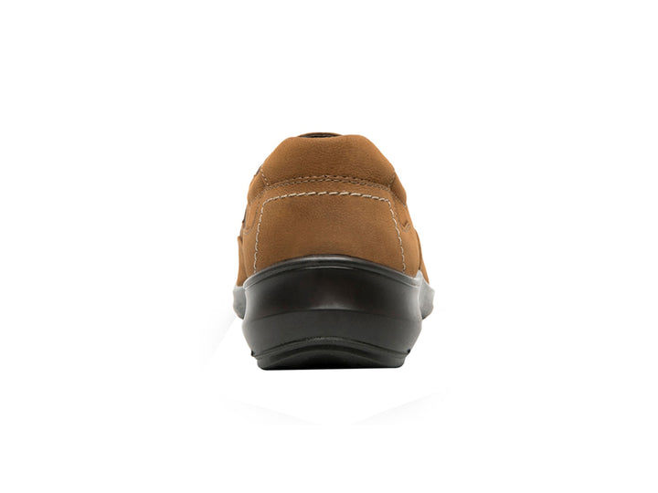 Zapato casual slip-on color avellana con suela negra.