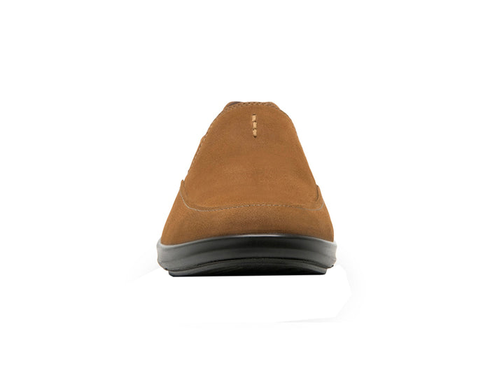 Zapato casual slip-on color avellana con suela negra.