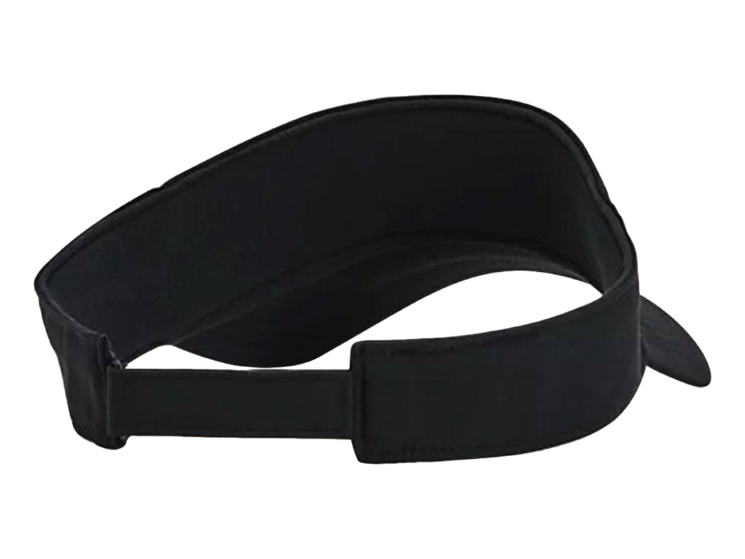 Visera deportiva de color negro con logotipo blanco de Under Armour en el frente y lateral.