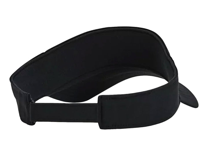 Visera deportiva de color negro con logotipo blanco de Under Armour en el frente y lateral.
