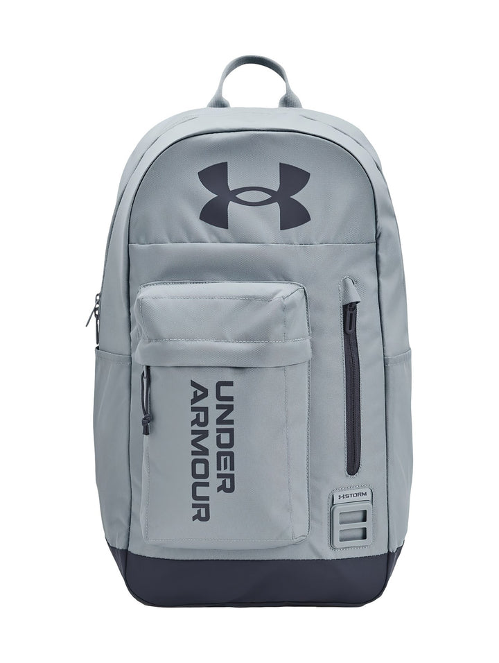 Mochila Under Armour color azul con base negra y logotipo frontal en contraste.
