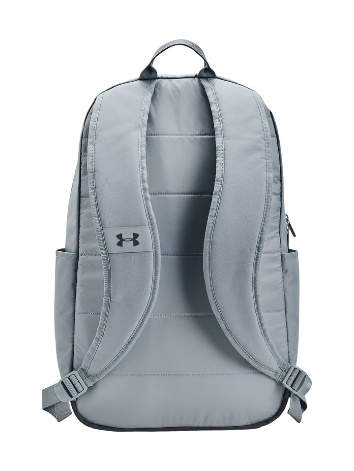 Mochila Under Armour color azul con base negra y logotipo frontal en contraste.