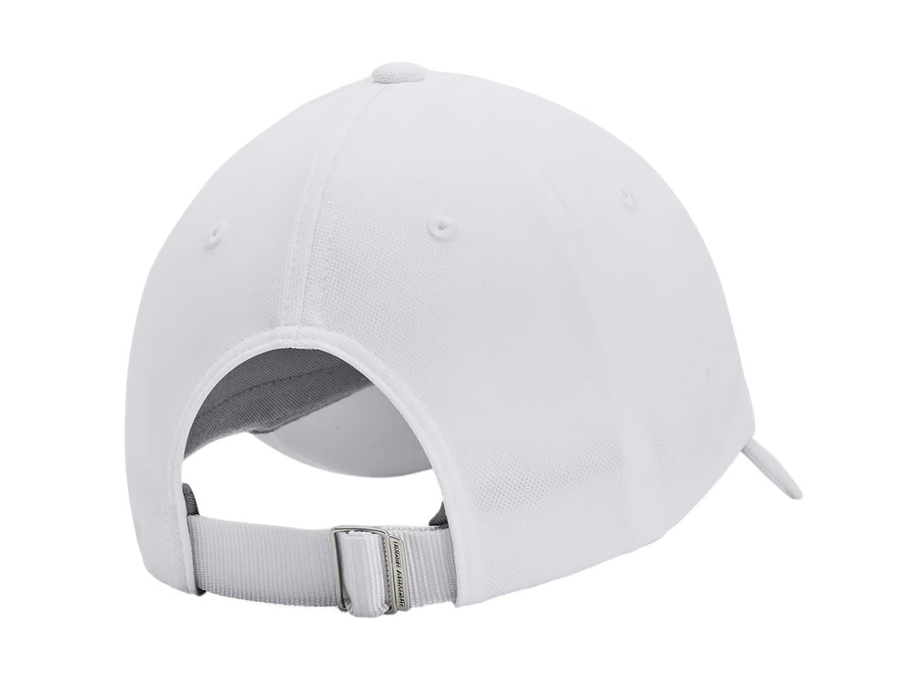 Gorra deportiva blanca de Under Armour con logo frontal bordado y visera curva.