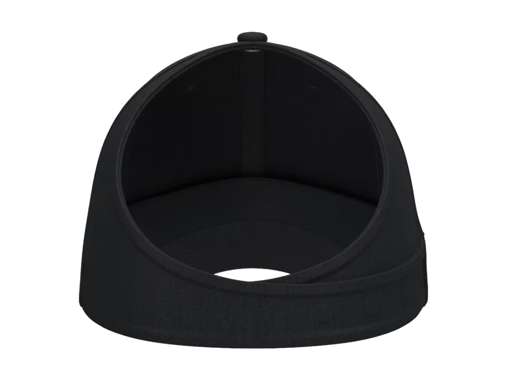 Gorra deportiva Under Armour de color negro con logotipo blanco frontal y visera curva.