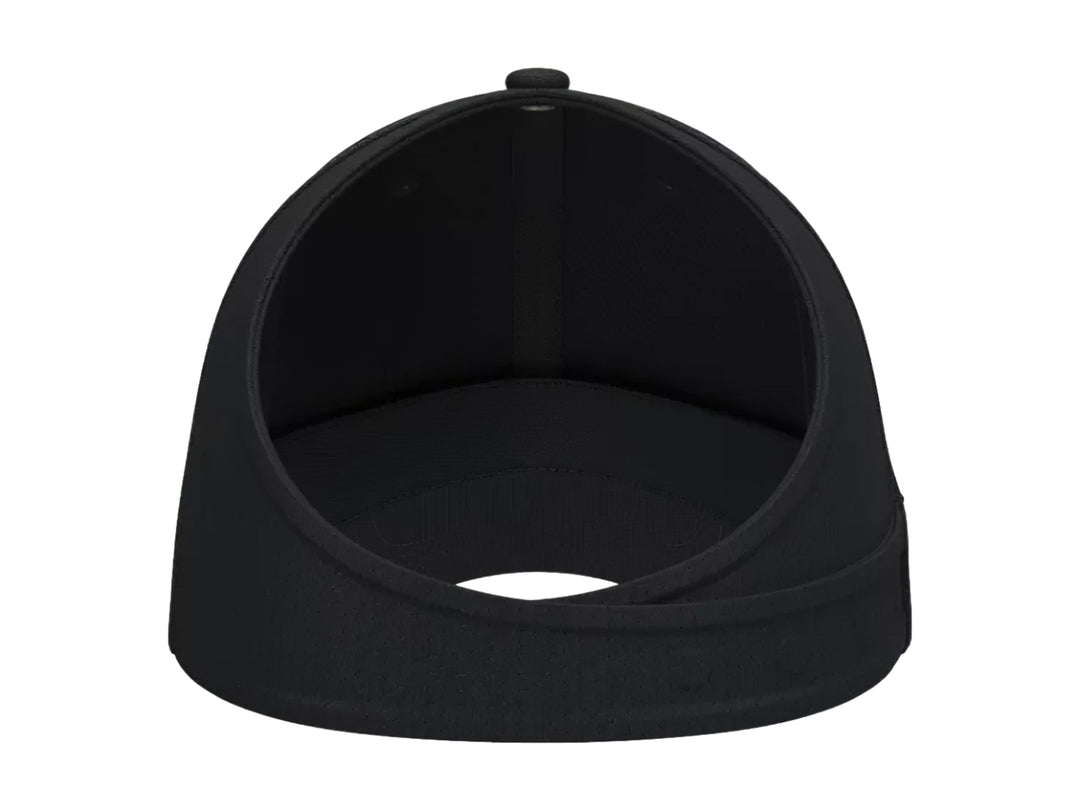 Gorra deportiva Under Armour de color negro con logotipo blanco frontal y visera curva.