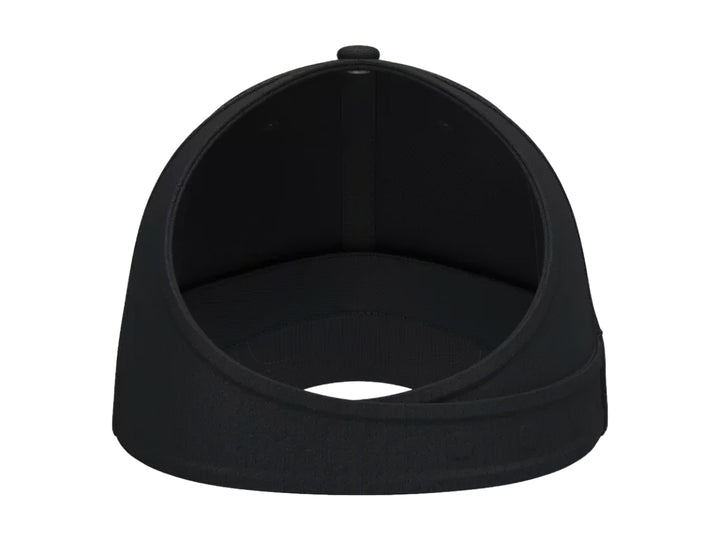 Gorra deportiva Under Armour de color negro con logotipo blanco frontal y visera curva.