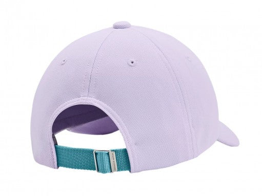 Gorra deportiva Under Armour de color lila con logotipo bordado en contraste en el frente.