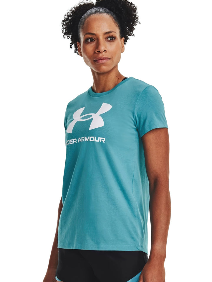 Mujer vistiendo camiseta deportiva Under Armour de color azul con logotipo blanco en el pecho.